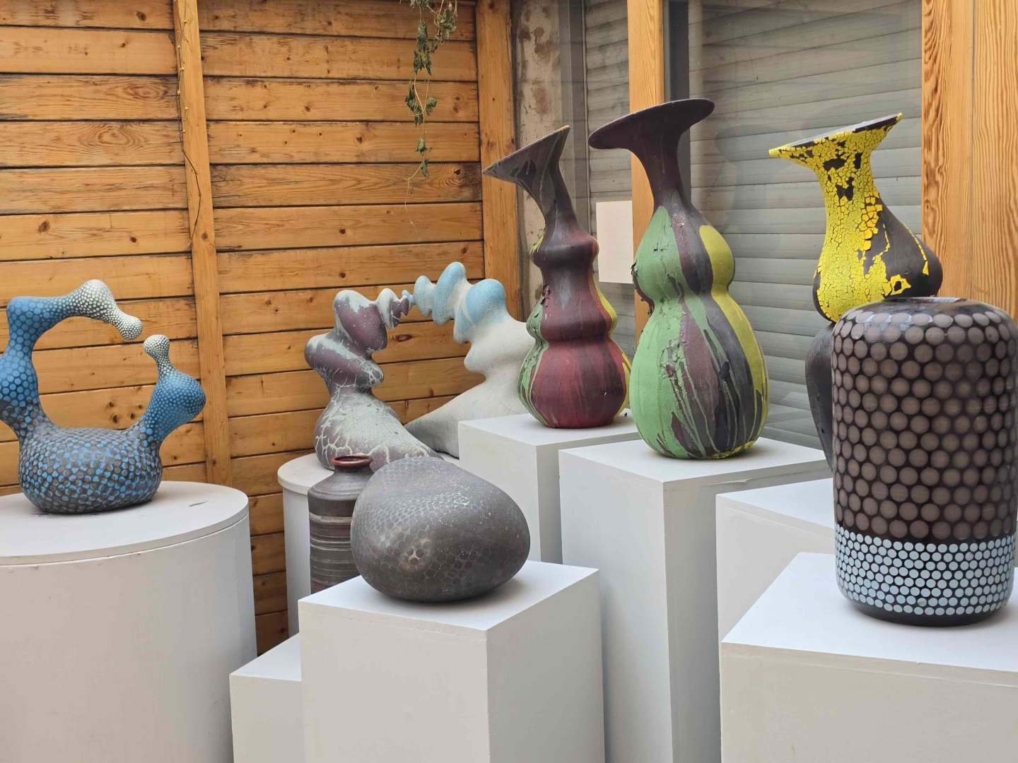 Keramikas izstrādājumu izstāde ar dažādu formu un krāsu māla vāzēm Daugavpils Māla mākslas centrā