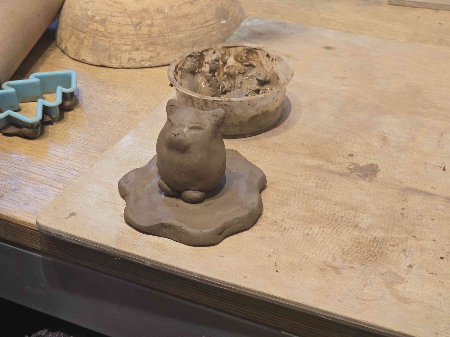 No māla veidota neliela figūriņa uz darba galda keramikas praktiskās nodarbības laikā