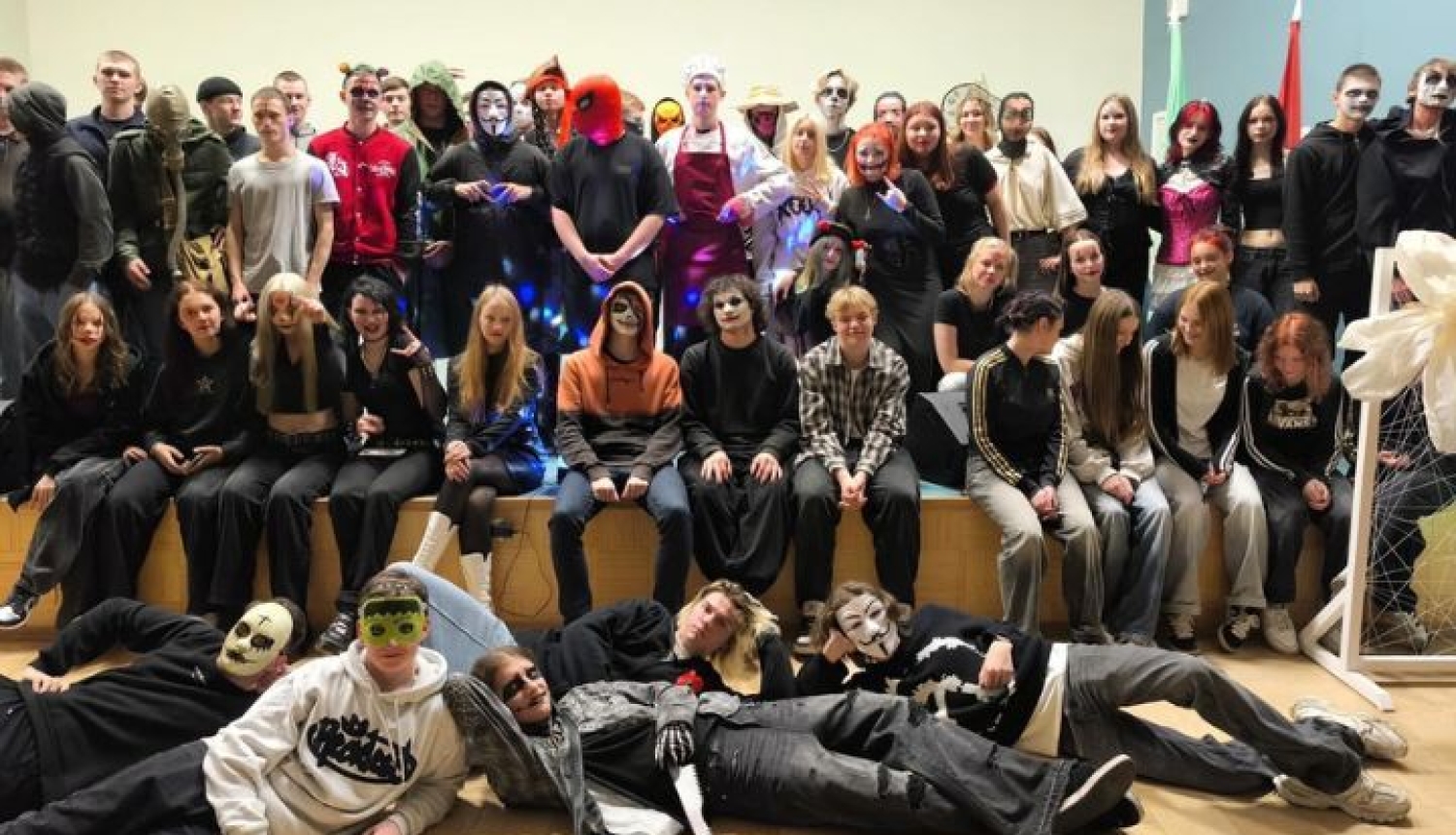 Spocīgi skaisti un radoši: tehnikumā aizvadīta Helovīna diskotēka