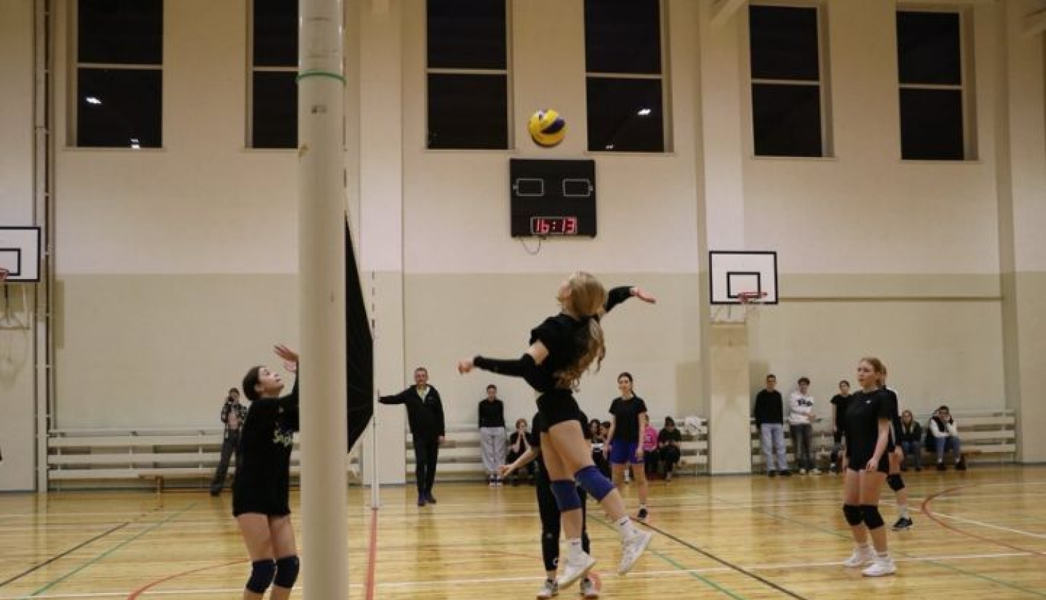 Volejbola sacensībās noskaidrotas tehnikuma spēcīgākās spēlētājas