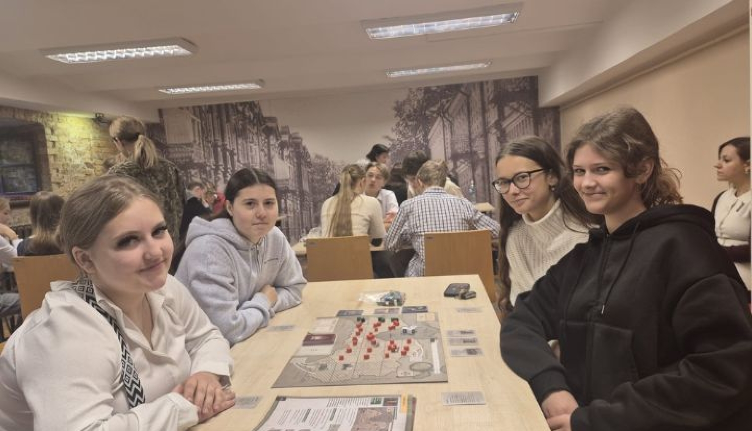 Vēsture uz spēles galda: tehnikuma izglītojamie izzina Latvijas Neatkarības karu