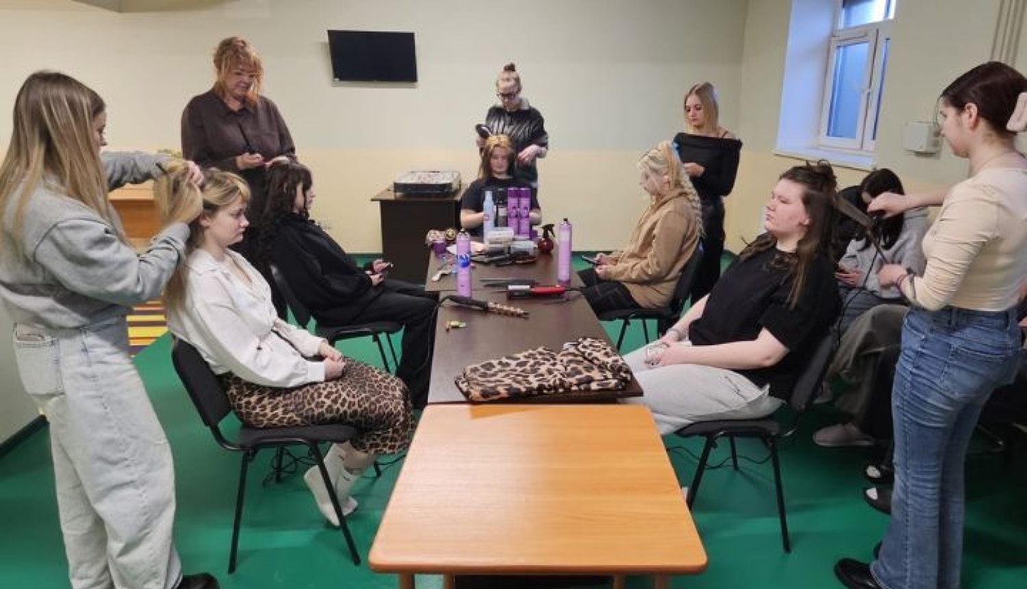 Dienesta viesnīcā tika radītas Valentīndienas noskaņu frizūras