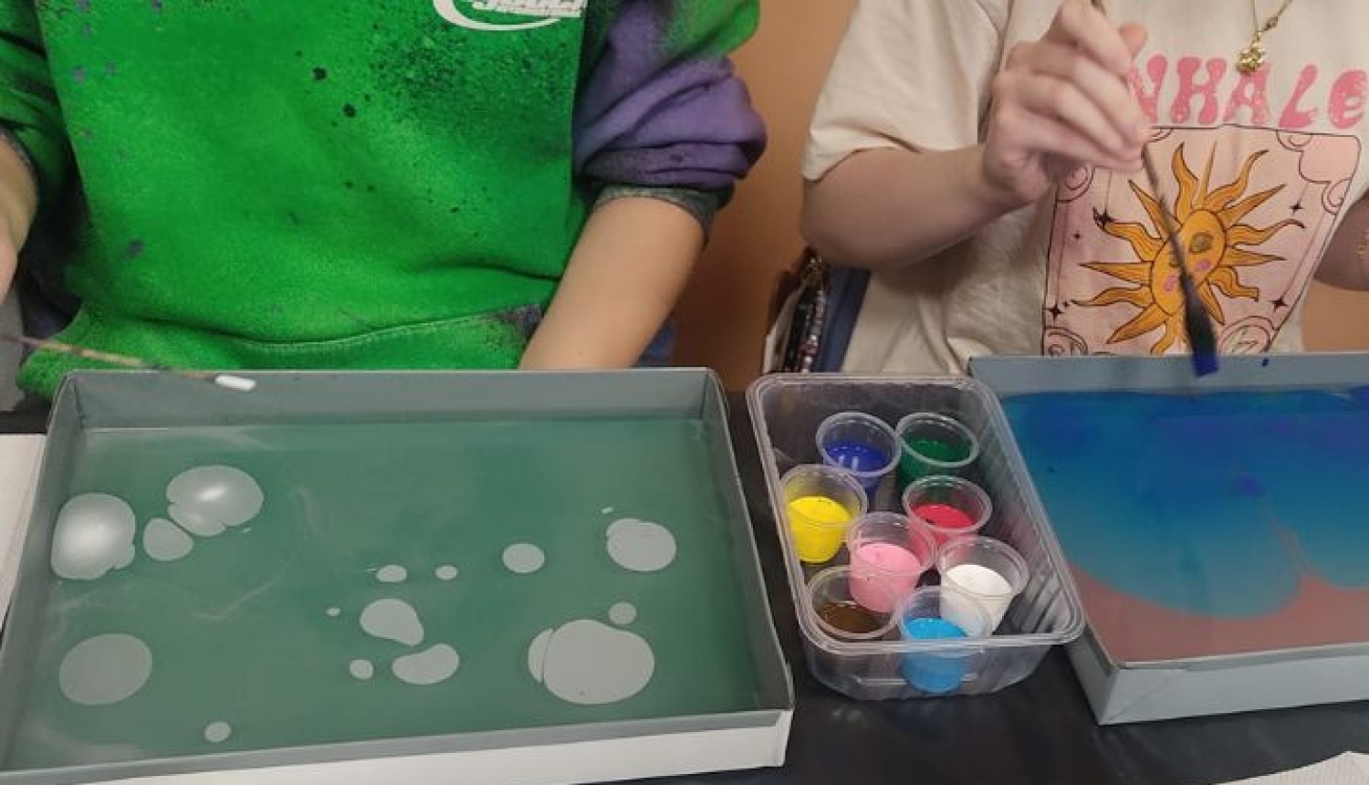 Iedvesma ūdenī: jaunieši iepazīst ebru un Purvīti