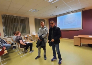 2 puiši tikko noprezentēja