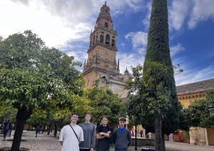 Daugavpils Tehnoloģiju un tūrisma tehnikuma izglītojamie Erasmus+ prakses laikā Spānijā apmeklē kultūrvēsturisku vietu Kordovā, iepazīstot pilsētas arhitektūru un vietējo vidi.