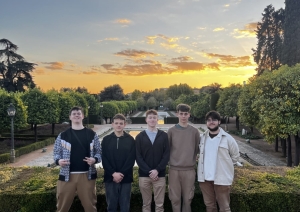 Daugavpils Tehnoloģiju un tūrisma tehnikuma izglītojamie Erasmus+ prakses laikā Spānijā brīvajā laikā apmeklē parku un iepazīst vietējo dabas un kultūrvidi saulrieta laikā.