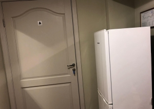 Istabiņas durvis un ledusskapis