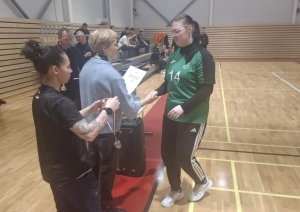 Spēlētājas saņem diplomu un medaļu par augstu sasniegumu basketbola 3×3 finālsacensībās.