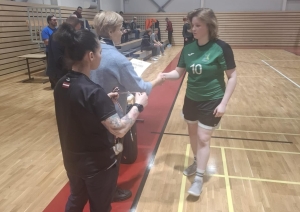 Komandas kapteine saņem kausu par izcīnīto 2. vietu Latvijas basketbola 3×3 finālā.