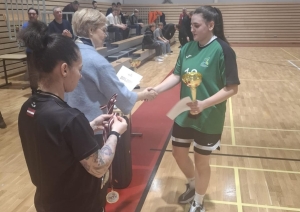 Basketbola spēlētāja saņem diplomu un medaļu Latvijas mēroga sacensībās.