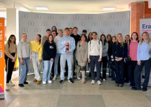 Kopbilde ar pedagogiem un izglītojamajiem BALTIPLAST starptautiskā projekta noslēguma pasākumā Daugavpilī, apliecinot dalību plastmasas piesārņojuma mazināšanas un ilgtspējīgas rīcības iniciatīvās.