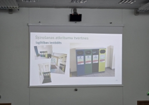 Prezentācijas slaids BALTIPLAST starptautiskā projekta noslēguma seminārā, kurā demonstrēti atkritumu šķirošanas risinājumi un speciālas tvertnes izglītības iestādēs.