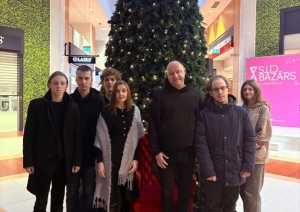 Daugavpils Tehnoloģiju un tūrisma tehnikuma skolēnu mācību uzņēmuma komanda pie Ziemassvētku eglītes tirdzniecības centrā Domina Shopping pasākumā “Cits Bazārs”.