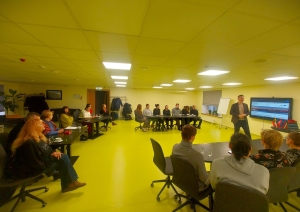 Seminārs par uzņēmējdarbību Daugavpils Tehnoloģiju un tūrisma tehnikumā, dalībnieki klausās lektoru mācību telpā