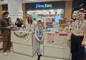 Skolēnu mācību uzņēmumi “Cits Bazārs” pasākumā tirdzniecības centrā, jaunieši prezentē savus izstrādājumus