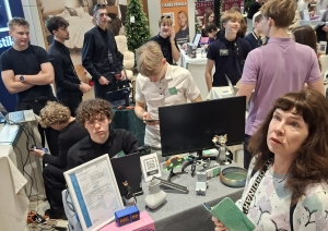 Skolēni un pedagogi Junior Achievement Latvia pasākumā “Cits Bazārs”, tehnoloģiju un inovāciju stends
