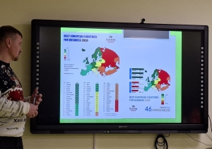 Prezentācija par labākajām Eiropas valstīm uzņēmējdarbībai, izmantojot interaktīvo ekrānu.