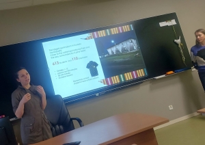 Viesu prezentācija par izglītības iestādi un mācību vidi Kuusalos, Igaunijā.