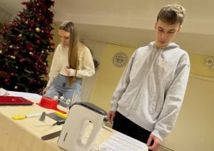 Konkursa dalībnieces sadarbojas, pildot praktisko uzdevumu par produktu izvēli.