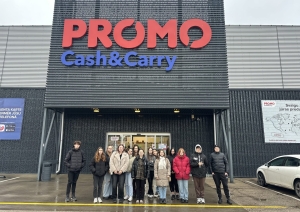LD-41 grupas izglītojamie pie PROMO Cash&Carry veikala ieejas mācību ekskursijas laikā