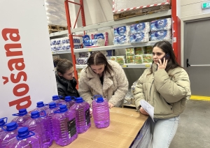 Izglītojamie veic praktisku uzdevumu, analizējot preces PROMO Cash&Carry veikalā