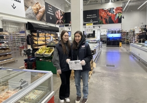 LD-41 grupas izglītojamās ar uzdevumu lapu PROMO Cash&Carry tirdzniecības zālē