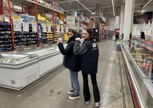 Izglītojamās analizē preču sortimentu un izvietojumu vairumtirdzniecības veikalā