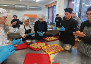 Ziemeļvalstu Ministru padomes Nordplus Junior programmas projekta “Modern regional cuisine” mācību mobilitātes laikā Šauļu Tehnoloģiju mācību centrā – izglītojamie praktiskajās nodarbībās gatavo tradicionālos ēdienus, strādājot profesionālā mācību virtuvē.