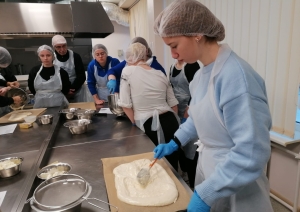 Nordplus Junior projekta “Modern regional cuisine” mācību mobilitātes laikā Šauļu Tehnoloģiju mācību centrā izglītojamie praktiskajā nodarbībā gatavo tradicionālu konditorejas izstrādājumu, strādājot profesionālā mācību virtuvē pedagogu vadībā.