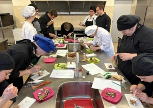 Nordplus Junior projekta “Modern regional cuisine” mācību mobilitātes laikā Daugavpils Tehnoloģiju un tūrisma tehnikuma pavāru un konditoru izglītojamie praktiskajā nodarbībā Šauļu Tehnoloģiju mācību centrā dekorē konditorejas izstrādājumus un pilnveido profesionālās prasmes.