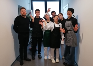 Ziemeļvalstu Ministru padomes Nordplus Junior programmas projekta “Modern regional cuisine” mācību mobilitātes laikā Daugavpils Tehnoloģiju un tūrisma tehnikuma izglītojamie un pedagogi kopā ar Lietuvas partneriem Šauļu Tehnoloģiju mācību centrā, noslēdzot kopīgās praktiskās kulinārijas aktivitātes.