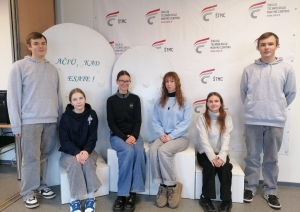 Ziemeļvalstu Ministru padomes Nordplus Junior programmas projekta “Modern regional cuisine” mācību mobilitātes laikā Šauļu Tehnoloģiju mācību centrā – Latvijas izglītojamie kopīgā grupas foto pie Šauļu Tehnoloģiju mācību centra (ŠTMC) informatīvā fona.