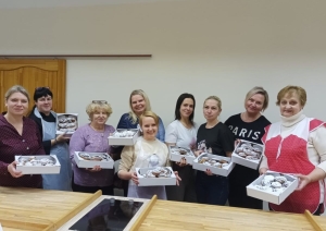 Neformālās izglītības kursu “Magoņu smalkmaizītes – klasika ar raksturu” dalībnieki ar pašu gatavotām magoņu smalkmaizītēm Miera ielas mācību korpusā.