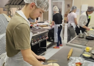 Kursa “Pica – garšas eksplozija” dalībnieks strādā ar picas mīklu profesionālajā mācību virtuvē Miera ielas mācību korpusā.