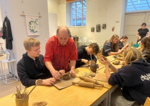 Keramikas nodarbība Daugavpils Māla mākslas centrā, kur skolēni kopā ar meistaru veido māla traukus