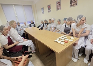 Topošie konditori mācību laboratorijā piedalās teorētiskajā nodarbībā par konditorejas izstrādājumu gatavošanu