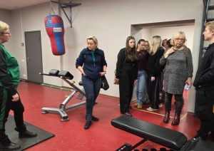 Viesi un tehnikuma pārstāvji iepazīstas ar sporta zāli un trenažieru aprīkojumu