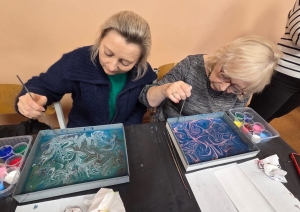 Radošā darbnīca, kur dalībnieki veido mākslas darbus marmorizēšanas tehnikā