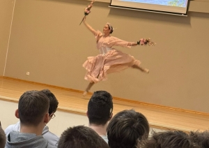 Baleta izrādes “Riekstkodis” fragments – dejotāja lec uz skatuves skatītāju klātbūtnē.