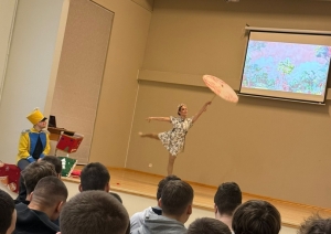 Skatuves aina no baleta “Riekstkodis”, kur dejotāja ar lietussargu uzstājas skatītājiem.