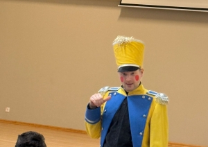 Riekstkoža tēls baleta izrādē “Riekstkodis” uzstājas skatītāju priekšā.