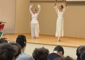 Baleta izrādes “Riekstkodis” aina ar divām dejotājām baltos tērpos uz skatuves.