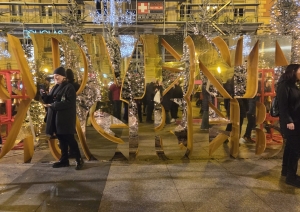 Ziemassvētku pilsētas instalācija ar spoguļburtiem un svētku apgaismojumu Zagrebā.