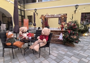 Ziemassvētku tirdziņa noformējums ar dekoratīviem lāčiem un eglīti Varaždinā