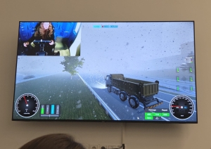 VR simulācijas demonstrācija ar kravas transportlīdzekļa vadīšanu projekta apmācību laikā.