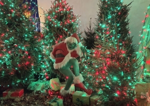 Ziemassvētku instalācija ar tēlu Grinču un svētku noformējumu.