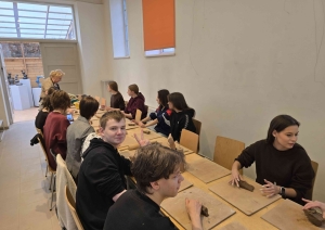 Izglītojamie keramikas nodarbībā pie darba galdiem veido darbus no māla Daugavpils Māla mākslas centrā