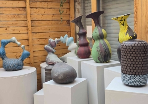 Keramikas izstrādājumu izstāde ar dažādu formu un krāsu māla vāzēm Daugavpils Māla mākslas centrā