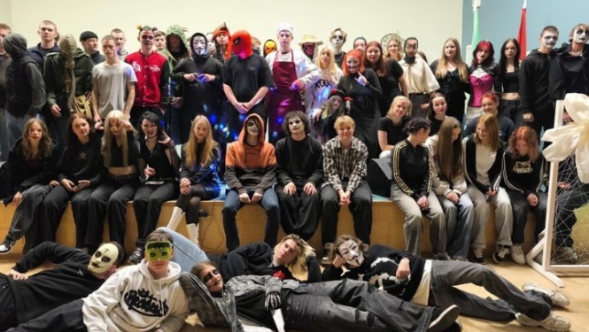 Spocīgi skaisti un radoši: tehnikumā aizvadīta Helovīna diskotēka