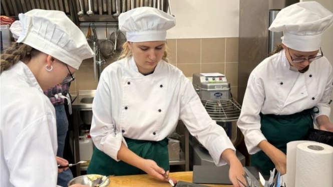 Garšu un prasmju ceļojums Preiļos – no siera gatavošanas noslēpumiem līdz kūku dekorēšanas mākslai